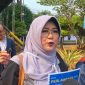 Terdakwa Tifauzia Tyassuma alias Dokter Tifa menunjukkan nota perlawanan kedua saat tiba di Pengadilan Negeri Jakarta Timur (PN Jaktim), Kamis (17/9/2026). Sidang tersebut beragendakan pembacaan eksepsi terkait perkara dugaan fitnah dan pencemaran nama baik dalam polemik ijazah Joko Widodo (Jokowi). Foto: Ist.