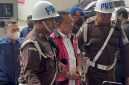 Mantan Jampidsus Febrie Adriansyah terlihat tangan terborgol saat dikawal petugas Kejagung tiba di Gedung Kejaksaan Agung, Kamis (3/9/2026). Ia menjalani pemeriksaan terkait dugaan Tindak Pidana Pencucian Uang dengan temuan emas 74 kg dan uang tunai Rp543 miliar di Sentul. Foto: Ist.