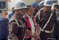 Mantan Jampidsus Febrie Adriansyah terlihat tangan terborgol saat dikawal petugas Kejagung tiba di Gedung Kejaksaan Agung, Kamis (3/9/2026). Ia menjalani pemeriksaan terkait dugaan Tindak Pidana Pencucian Uang dengan temuan emas 74 kg dan uang tunai Rp543 miliar di Sentul. Foto: Ist.