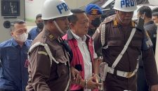 Mantan Jampidsus Febrie Adriansyah terlihat tangan terborgol saat dikawal petugas Kejagung tiba di Gedung Kejaksaan Agung, Kamis (3/9/2026). Ia menjalani pemeriksaan terkait dugaan Tindak Pidana Pencucian Uang dengan temuan emas 74 kg dan uang tunai Rp543 miliar di Sentul. Foto: Ist.