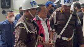 Mantan Jampidsus Febrie Adriansyah terlihat tangan terborgol saat dikawal petugas Kejagung tiba di Gedung Kejaksaan Agung, Kamis (3/9/2026). Ia menjalani pemeriksaan terkait dugaan Tindak Pidana Pencucian Uang dengan temuan emas 74 kg dan uang tunai Rp543 miliar di Sentul. Foto: Ist.