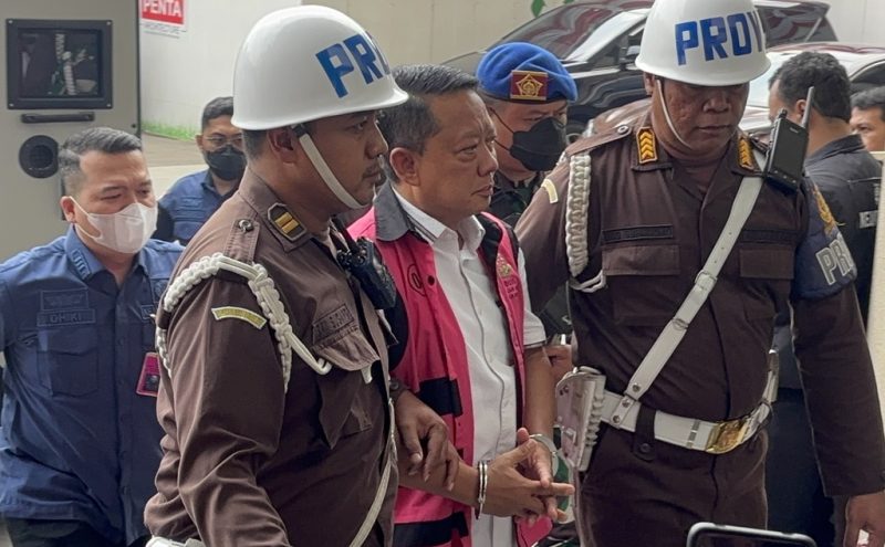 Mantan Jampidsus Febrie Adriansyah terlihat tangan terborgol saat dikawal petugas Kejagung tiba di Gedung Kejaksaan Agung, Kamis (3/9/2026). Ia menjalani pemeriksaan terkait dugaan Tindak Pidana Pencucian Uang dengan temuan emas 74 kg dan uang tunai Rp543 miliar di Sentul. Foto: Ist.