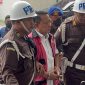 Mantan Jampidsus Febrie Adriansyah terlihat tangan terborgol saat dikawal petugas Kejagung tiba di Gedung Kejaksaan Agung, Kamis (3/9/2026). Ia menjalani pemeriksaan terkait dugaan Tindak Pidana Pencucian Uang dengan temuan emas 74 kg dan uang tunai Rp543 miliar di Sentul. Foto: Ist.