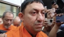 Fahd A Rafiq tampak didampingi petugas saat digiring keluar ruangan KPK, Selasa (15/9/2026). Fahd resmi ditetapkan sebagai tersangka dalam kasus suap pengurusan Hak Guna Bangunan Kabupaten Bogor. Ini merupakan kali ketiga ia berurusan dengan KPK, sehingga kini berstatus residivis yang dapat memperberat ancaman hukuman pidana yang dijatuhkan kelak. Foto: Ist.