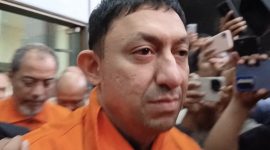 Fahd A Rafiq tampak didampingi petugas saat digiring keluar ruangan KPK, Selasa (15/9/2026). Fahd resmi ditetapkan sebagai tersangka dalam kasus suap pengurusan Hak Guna Bangunan Kabupaten Bogor. Ini merupakan kali ketiga ia berurusan dengan KPK, sehingga kini berstatus residivis yang dapat memperberat ancaman hukuman pidana yang dijatuhkan kelak. Foto: Ist.