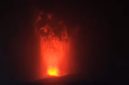 Gunung Anak Krakatau melontarkan lava pijar membentuk fenomena air mancur lava saat erupsi yang terjadi sejak Jumat malam (4/9/2026). Foto: Ist.