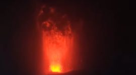 Gunung Anak Krakatau melontarkan lava pijar membentuk fenomena air mancur lava saat erupsi yang terjadi sejak Jumat malam (4/9/2026). Foto: Ist.