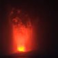 Gunung Anak Krakatau melontarkan lava pijar membentuk fenomena air mancur lava saat erupsi yang terjadi sejak Jumat malam (4/9/2026). Foto: Ist.