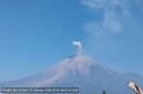 Gunung Semeru mengalami erupsi pada Sabtu (26/9/2026) pukul 08.21 WIB, memancarkan kolom abu vulkanik setinggi sekitar 700 meter ke arah timur laut. Foto: Ist.