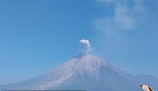 Gunung Semeru mengalami erupsi pada Sabtu (26/9/2026) pukul 08.21 WIB, memancarkan kolom abu vulkanik setinggi sekitar 700 meter ke arah timur laut. Foto: Ist.