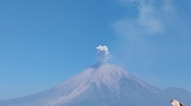 Gunung Semeru mengalami erupsi pada Sabtu (26/9/2026) pukul 08.21 WIB, memancarkan kolom abu vulkanik setinggi sekitar 700 meter ke arah timur laut. Foto: Ist.