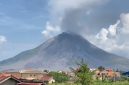 Gunung Sinabung terpantau melontarkan kepulan asap tebal dan abu vulkanik membumbung tinggi ke langit, menyusul peningkatan aktivitas vulkanik yang menaikkan status gunung menjadi Level III Siaga, Sabtu (5/9/2026). Foto: Ist.