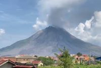Gunung Sinabung terpantau melontarkan kepulan asap tebal dan abu vulkanik membumbung tinggi ke langit, menyusul peningkatan aktivitas vulkanik yang menaikkan status gunung menjadi Level III Siaga, Sabtu (5/9/2026). Foto: Ist.