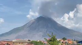 Gunung Sinabung terpantau melontarkan kepulan asap tebal dan abu vulkanik membumbung tinggi ke langit, menyusul peningkatan aktivitas vulkanik yang menaikkan status gunung menjadi Level III Siaga, Sabtu (5/9/2026). Foto: Ist.