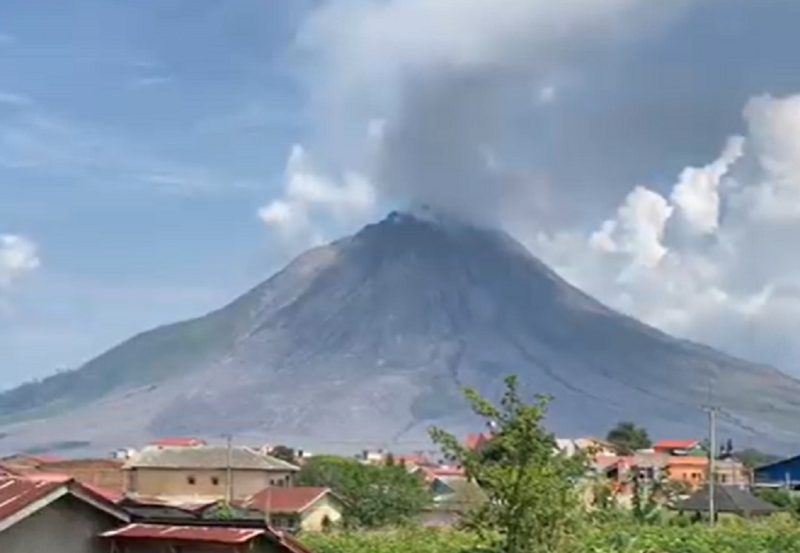 Gunung Sinabung terpantau melontarkan kepulan asap tebal dan abu vulkanik membumbung tinggi ke langit, menyusul peningkatan aktivitas vulkanik yang menaikkan status gunung menjadi Level III Siaga, Sabtu (5/9/2026). Foto: Ist.