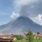Gunung Sinabung terpantau melontarkan kepulan asap tebal dan abu vulkanik membumbung tinggi ke langit, menyusul peningkatan aktivitas vulkanik yang menaikkan status gunung menjadi Level III Siaga, Sabtu (5/9/2026). Foto: Ist.