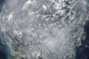 Citra satelit NASA menampilkan kepulan asap tebal hasil kebakaran hutan dan lahan yang menyelimuti luas wilayah Indonesia, khususnya Kalimantan dan Sumatera, pada awal September 2026. Tebaran asap yang tampak menyatu dengan awan ini menjadi bukti nyata meluasnya kebakaran gambut yang dapat membara di bawah tanah dan memproduksi polusi udara dalam jumlah sangat besar. Foto: Ist.