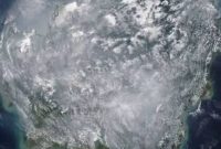 Citra satelit NASA menampilkan kepulan asap tebal hasil kebakaran hutan dan lahan yang menyelimuti luas wilayah Indonesia, khususnya Kalimantan dan Sumatera, pada awal September 2026. Tebaran asap yang tampak menyatu dengan awan ini menjadi bukti nyata meluasnya kebakaran gambut yang dapat membara di bawah tanah dan memproduksi polusi udara dalam jumlah sangat besar. Foto: Ist.
