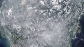 Citra satelit NASA menampilkan kepulan asap tebal hasil kebakaran hutan dan lahan yang menyelimuti luas wilayah Indonesia, khususnya Kalimantan dan Sumatera, pada awal September 2026. Tebaran asap yang tampak menyatu dengan awan ini menjadi bukti nyata meluasnya kebakaran gambut yang dapat membara di bawah tanah dan memproduksi polusi udara dalam jumlah sangat besar. Foto: Ist.