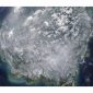 Citra satelit NASA menampilkan kepulan asap tebal hasil kebakaran hutan dan lahan yang menyelimuti luas wilayah Indonesia, khususnya Kalimantan dan Sumatera, pada awal September 2026. Tebaran asap yang tampak menyatu dengan awan ini menjadi bukti nyata meluasnya kebakaran gambut yang dapat membara di bawah tanah dan memproduksi polusi udara dalam jumlah sangat besar. Foto: Ist.