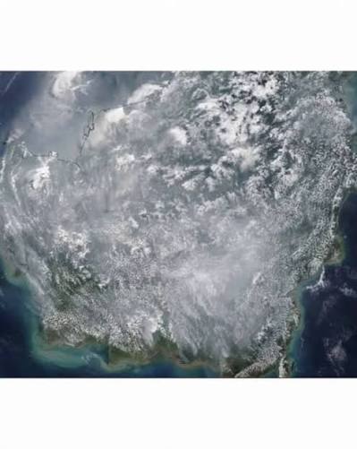 Citra satelit NASA menampilkan kepulan asap tebal hasil kebakaran hutan dan lahan yang menyelimuti luas wilayah Indonesia, khususnya Kalimantan dan Sumatera, pada awal September 2026. Tebaran asap yang tampak menyatu dengan awan ini menjadi bukti nyata meluasnya kebakaran gambut yang dapat membara di bawah tanah dan memproduksi polusi udara dalam jumlah sangat besar. Foto: Ist.