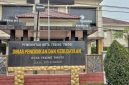 Gedung Dinas Pendidikan dan Kebudayaan Kota Tebingtinggi. Pihak dinas membantah pencopotan lima kepala sekolah terkait penolakan vendor revitalisasi, menegaskan rotasi sesuai Permendikdasmen Nomor 7 Tahun 2025. Foto: Ist.