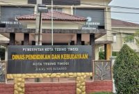 Gedung Dinas Pendidikan dan Kebudayaan Kota Tebingtinggi. Pihak dinas membantah pencopotan lima kepala sekolah terkait penolakan vendor revitalisasi, menegaskan rotasi sesuai Permendikdasmen Nomor 7 Tahun 2025. Foto: Ist.