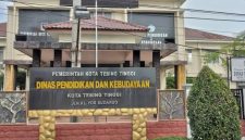 Gedung Dinas Pendidikan dan Kebudayaan Kota Tebingtinggi. Pihak dinas membantah pencopotan lima kepala sekolah terkait penolakan vendor revitalisasi, menegaskan rotasi sesuai Permendikdasmen Nomor 7 Tahun 2025. Foto: Ist.