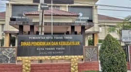 Gedung Dinas Pendidikan dan Kebudayaan Kota Tebingtinggi. Pihak dinas membantah pencopotan lima kepala sekolah terkait penolakan vendor revitalisasi, menegaskan rotasi sesuai Permendikdasmen Nomor 7 Tahun 2025. Foto: Ist.