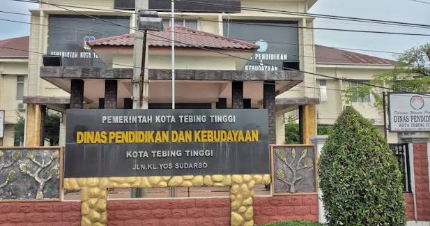 Gedung Dinas Pendidikan dan Kebudayaan Kota Tebingtinggi. Pihak dinas membantah pencopotan lima kepala sekolah terkait penolakan vendor revitalisasi, menegaskan rotasi sesuai Permendikdasmen Nomor 7 Tahun 2025. Foto: Ist.