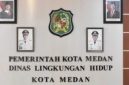 Tampak depan ruang Dinas Lingkungan Hidup Kota Medan. Kepala DLH Melvi Marlabayana menegaskan pengadaan alat berat senilai Rp11,4 miliar dalam APBD 2026 dilaksanakan lewat e-Katalog LKPP dan tidak ada anggaran pembelian buldoser senilai Rp479 juta. Foto: Ist.