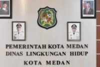 Tampak depan ruang Dinas Lingkungan Hidup Kota Medan. Kepala DLH Melvi Marlabayana menegaskan pengadaan alat berat senilai Rp11,4 miliar dalam APBD 2026 dilaksanakan lewat e-Katalog LKPP dan tidak ada anggaran pembelian buldoser senilai Rp479 juta. Foto: Ist.