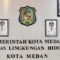 Tampak depan ruang Dinas Lingkungan Hidup Kota Medan. Kepala DLH Melvi Marlabayana menegaskan pengadaan alat berat senilai Rp11,4 miliar dalam APBD 2026 dilaksanakan lewat e-Katalog LKPP dan tidak ada anggaran pembelian buldoser senilai Rp479 juta. Foto: Ist.