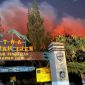 Kobaran api karhutla tampak menyala terang di balik papan penanda jalur pendakian Taman Wisata Alam Kawah Ijen, Sabtu (5/9/2026).