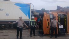 Petugas kepolisian mengamankan lokasi kecelakaan beruntun di Jalan Jamin Ginting, Sibolangit, Kabupaten Deli Serdang, Kamis (10/9/2026). Foto: Ist.