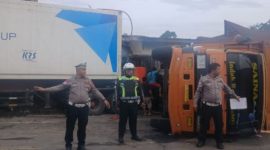 Petugas kepolisian mengamankan lokasi kecelakaan beruntun di Jalan Jamin Ginting, Sibolangit, Kabupaten Deli Serdang, Kamis (10/9/2026). Foto: Ist.