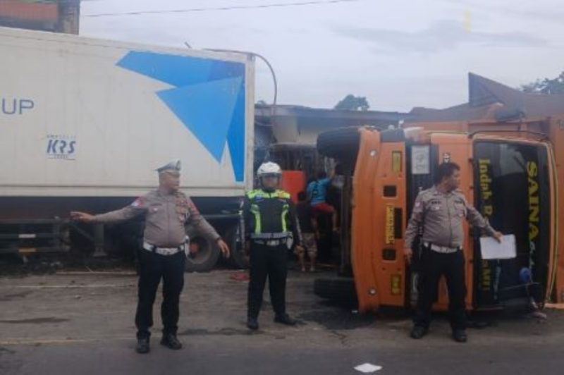 Petugas kepolisian mengamankan lokasi kecelakaan beruntun di Jalan Jamin Ginting, Sibolangit, Kabupaten Deli Serdang, Kamis (10/9/2026). Foto: Ist.