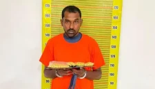 AR, Kepala Lingkungan di wilayah Medan Polonia, diperlihatkan bersama barang bukti berupa 600 butir pil ekstasi yang disita dari penguasaannya saat ditangkap tim Subdit III Ditresnarkoba Polda Sumut. Pelaku yang dijanjikan upah Rp4 juta itu mengaku hanya berperan sebagai kurir atas perintah seseorang berinisial S. Foto: Ist.