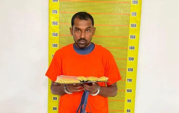 AR, Kepala Lingkungan di wilayah Medan Polonia, diperlihatkan bersama barang bukti berupa 600 butir pil ekstasi yang disita dari penguasaannya saat ditangkap tim Subdit III Ditresnarkoba Polda Sumut. Pelaku yang dijanjikan upah Rp4 juta itu mengaku hanya berperan sebagai kurir atas perintah seseorang berinisial S. Foto: Ist.