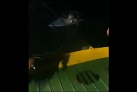KMP Sumut II tampak kandas di perairan dangkal Pelabuhan Tigaras pada Jumat (4/9/2026) malam setelah terbawa angin kencang hingga keluar jalur pelayaran. Seluruh 22 penumpang dan delapan kendaraan selamat, kapal kemudian ditarik kembali ke pelabuhan dan sementara dihentikan beroperasi untuk pemeriksaan menyeluruh. Foto: Ist.