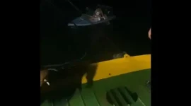 KMP Sumut II tampak kandas di perairan dangkal Pelabuhan Tigaras pada Jumat (4/9/2026) malam setelah terbawa angin kencang hingga keluar jalur pelayaran. Seluruh 22 penumpang dan delapan kendaraan selamat, kapal kemudian ditarik kembali ke pelabuhan dan sementara dihentikan beroperasi untuk pemeriksaan menyeluruh. Foto: Ist.
