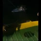 KMP Sumut II tampak kandas di perairan dangkal Pelabuhan Tigaras pada Jumat (4/9/2026) malam setelah terbawa angin kencang hingga keluar jalur pelayaran. Seluruh 22 penumpang dan delapan kendaraan selamat, kapal kemudian ditarik kembali ke pelabuhan dan sementara dihentikan beroperasi untuk pemeriksaan menyeluruh. Foto: Ist.