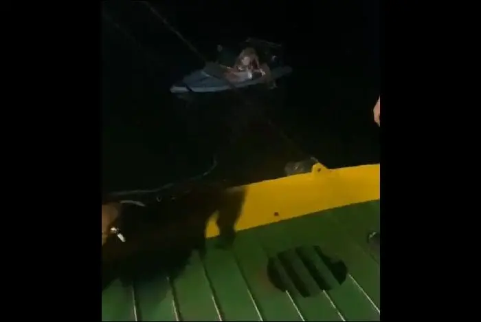 KMP Sumut II tampak kandas di perairan dangkal Pelabuhan Tigaras pada Jumat (4/9/2026) malam setelah terbawa angin kencang hingga keluar jalur pelayaran. Seluruh 22 penumpang dan delapan kendaraan selamat, kapal kemudian ditarik kembali ke pelabuhan dan sementara dihentikan beroperasi untuk pemeriksaan menyeluruh. Foto: Ist.