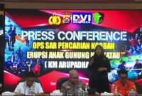 Suasana konferensi pers operasi SAR pencarian korban hilang kontak kapal rombongan jurnalis menuju Gunung Anak Krakatau. Rabu (23/9/2026) dipastikan melalui tes DNA jasad yang ditemukan di Pulau Enggano adalah Surakhman, salah satu awak kapal, sementara tujuh orang lainnya masih dicari. Foto: Ist.