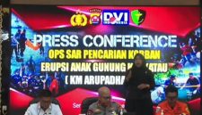 Suasana konferensi pers operasi SAR pencarian korban hilang kontak kapal rombongan jurnalis menuju Gunung Anak Krakatau. Rabu (23/9/2026) dipastikan melalui tes DNA jasad yang ditemukan di Pulau Enggano adalah Surakhman, salah satu awak kapal, sementara tujuh orang lainnya masih dicari. Foto: Ist.