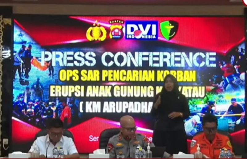 Suasana konferensi pers operasi SAR pencarian korban hilang kontak kapal rombongan jurnalis menuju Gunung Anak Krakatau. Rabu (23/9/2026) dipastikan melalui tes DNA jasad yang ditemukan di Pulau Enggano adalah Surakhman, salah satu awak kapal, sementara tujuh orang lainnya masih dicari. Foto: Ist.