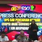 Suasana konferensi pers operasi SAR pencarian korban hilang kontak kapal rombongan jurnalis menuju Gunung Anak Krakatau. Rabu (23/9/2026) dipastikan melalui tes DNA jasad yang ditemukan di Pulau Enggano adalah Surakhman, salah satu awak kapal, sementara tujuh orang lainnya masih dicari. Foto: Ist.
