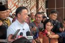 Mantan Menteri Perdagangan Tom Lembong memberikan keterangan kepada awak media di Pengadilan Tinggi DKI Jakarta, Kamis (24/9/2026). Usai mengikuti sidang putusan banding Nadiem Makarim, ia menyoroti bahasa tubuh hakim dan jaksa yang dinilai tampak tertekan, serta menyatakan sistem peradilan belum kondusif bagi aparat yang berintegritas. Foto: Ist.