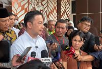 Mantan Menteri Perdagangan Tom Lembong memberikan keterangan kepada awak media di Pengadilan Tinggi DKI Jakarta, Kamis (24/9/2026). Usai mengikuti sidang putusan banding Nadiem Makarim, ia menyoroti bahasa tubuh hakim dan jaksa yang dinilai tampak tertekan, serta menyatakan sistem peradilan belum kondusif bagi aparat yang berintegritas. Foto: Ist.