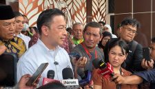 Mantan Menteri Perdagangan Tom Lembong memberikan keterangan kepada awak media di Pengadilan Tinggi DKI Jakarta, Kamis (24/9/2026). Usai mengikuti sidang putusan banding Nadiem Makarim, ia menyoroti bahasa tubuh hakim dan jaksa yang dinilai tampak tertekan, serta menyatakan sistem peradilan belum kondusif bagi aparat yang berintegritas. Foto: Ist.